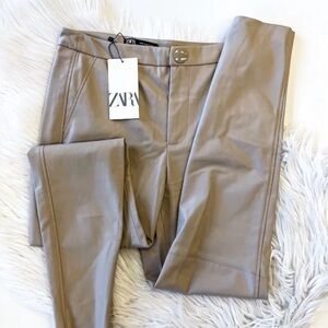 Zara
Casual Tan Leather Pants
Size: L
Gently Used